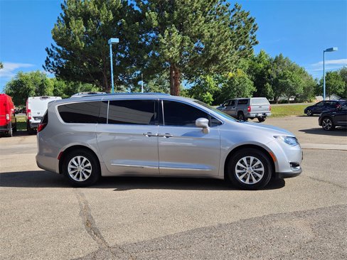 Used 2018 Chrysler Pacifica Touring-L image 2
