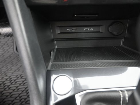 Used 2024 Volkswagen Tiguan SE image 3