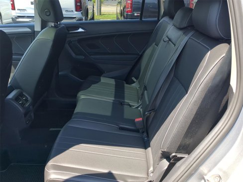 Used 2022 Volkswagen Tiguan SE w/ Panoramic Sunroof Package image 15