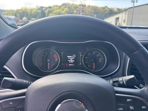 Certified 2020 Jeep Cherokee Latitude Plus w/ Cold Weather Group image 16