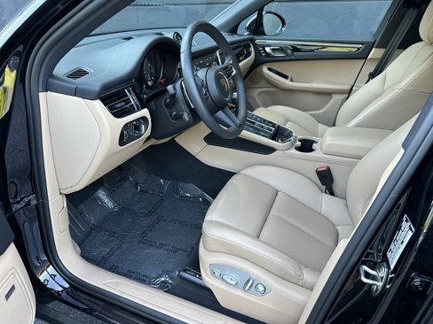 Certified 2025 Porsche Macan image 15