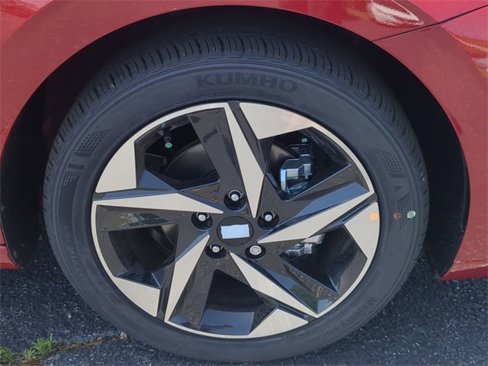 Used 2023 Hyundai Elantra Limited w/ Preferred Accessory Package image 10