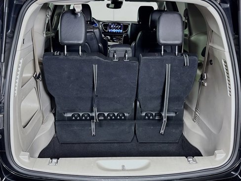 Used 2022 Chrysler Pacifica Touring-L image 19