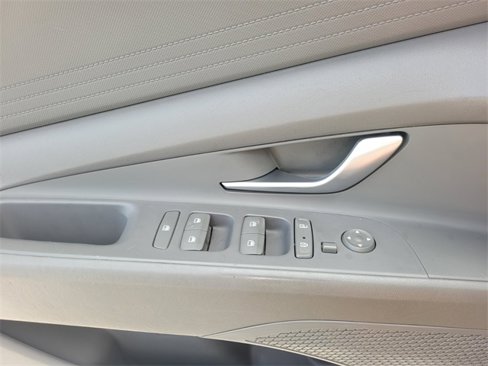 Used 2021 Hyundai Elantra SEL image 19