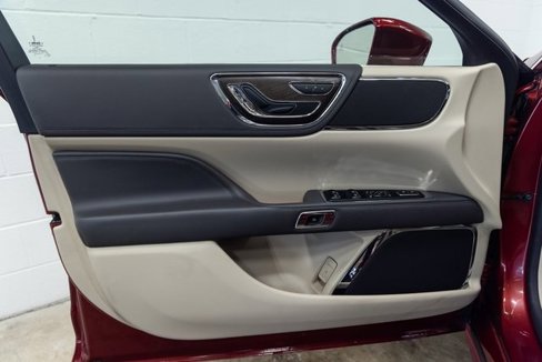 Used 2018 Lincoln Continental Select w/ Continental Climate Package image 13