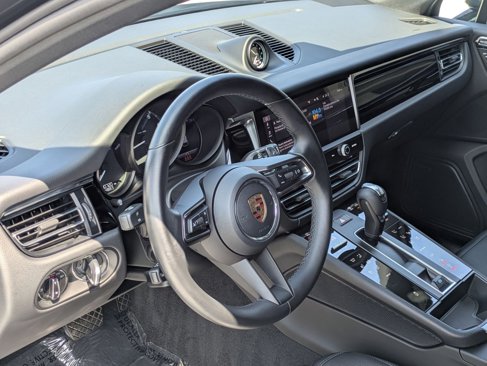 Certified 2024 Porsche Macan image 4