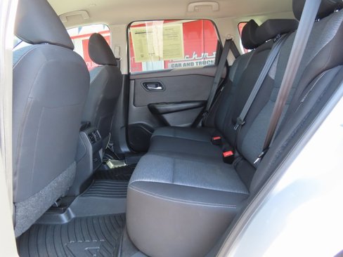 Used 2023 Nissan Rogue SV image 4