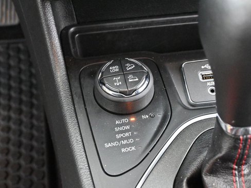 Used 2019 Jeep Cherokee Trailhawk image 25