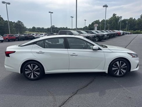 Used 2022 Nissan Altima 2.5 SV w/ SV Premium Package image 4