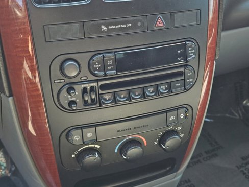 Used 2005 Chrysler Town & Country LX image 7