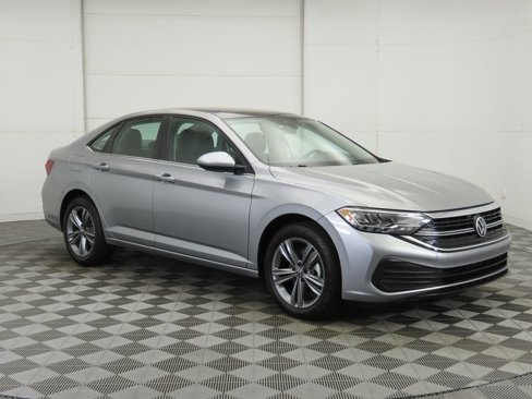 Certified 2024 Volkswagen Jetta SE image 4