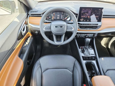 Used 2024 Jeep Compass Limited image 11