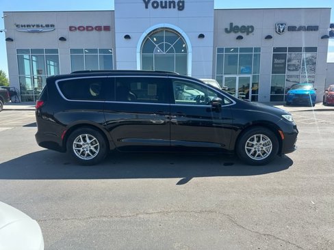 Used 2022 Chrysler Pacifica Touring-L image 2