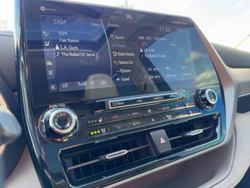 Used 2021 Toyota Highlander Limited image 16
