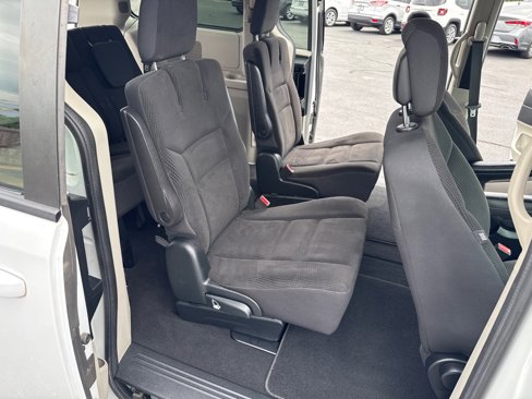 Used 2018 Dodge Grand Caravan SE w/ UConnect Hands-Free Group image 11