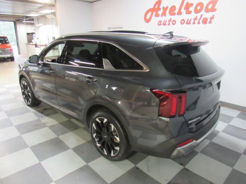 Used 2024 Kia Sorento EX w/ Panoramic Sunroof Package image 3