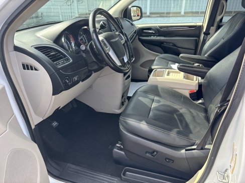 Used 2016 Chrysler Town & Country Touring image 11
