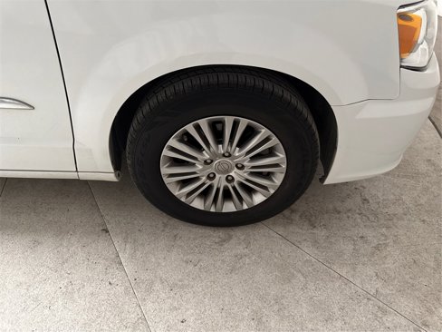 Used 2015 Chrysler Town & Country Touring-L image 16