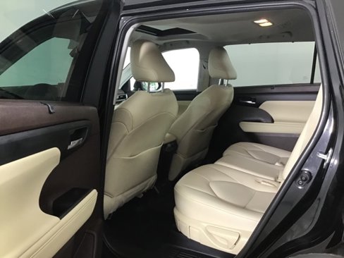 Used 2020 Toyota Highlander XLE image 23