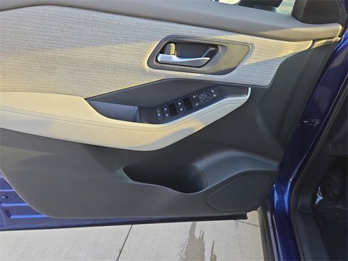 Used 2023 Nissan Rogue SV image 11