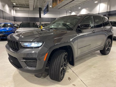 New 2025 Jeep Grand Cherokee Altitude image 3