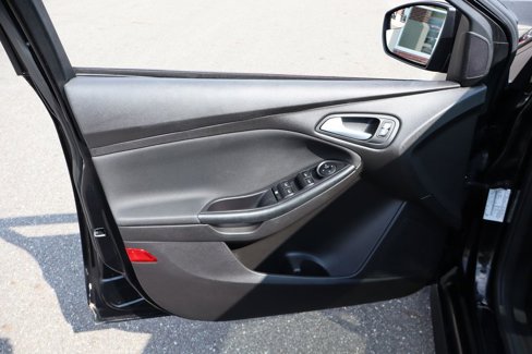 Used 2016 Ford Focus SE w/ SE Sport Package image 7