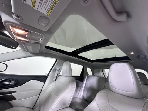 Used 2021 Jeep Cherokee Limited image 18