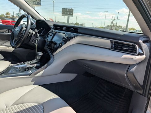 Used 2020 Toyota Camry SE w/ Cold Weather Package image 36