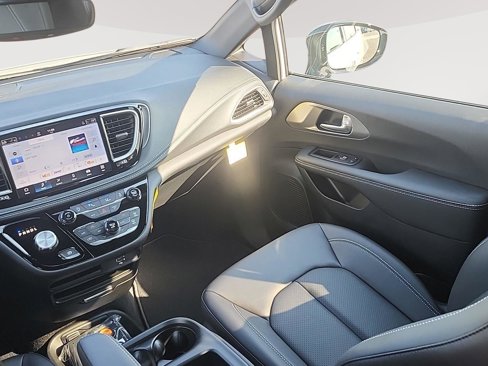 New 2026 Chrysler Pacifica Select image 17