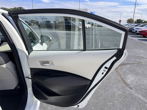 Used 2020 Toyota Corolla LE image 12