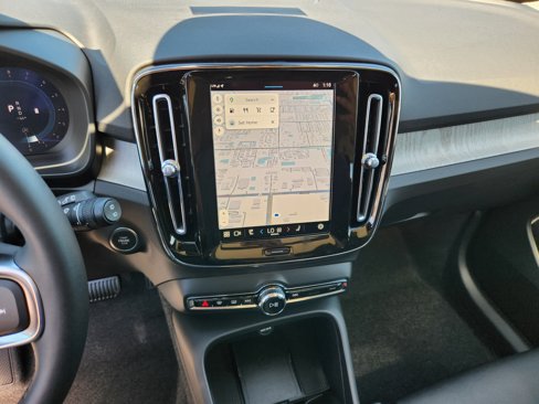 New 2025 Volvo XC40 B5 Core w/ Climate Package image 24
