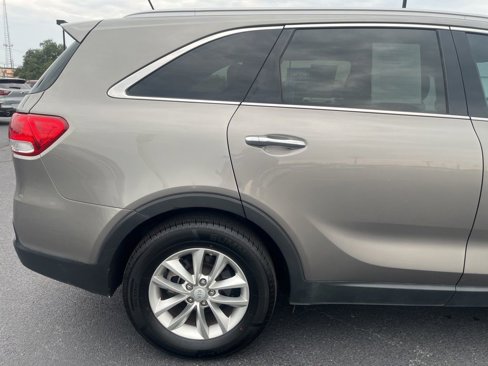 Used 2017 Kia Sorento LX image 4