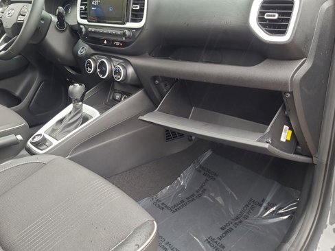 Used 2024 Hyundai Venue Limited image 18