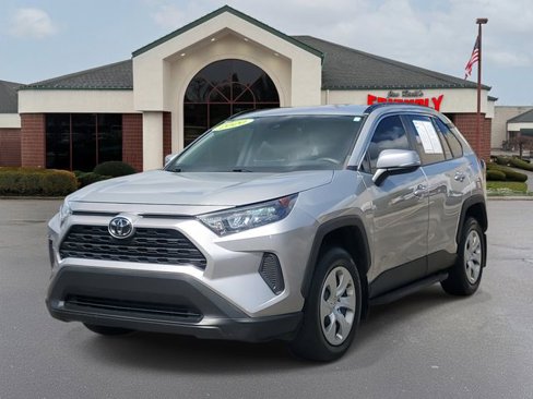 Used 2020 Toyota RAV4 LE image 2