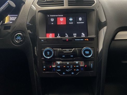 Used 2018 Ford Explorer XLT w/ Equipment Group 202A image 8