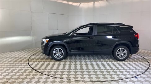 Used 2023 GMC Terrain SLE w/ Driver Convenience Package image 5