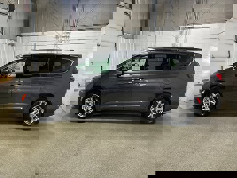 Used 2023 Chrysler Voyager LX image 4
