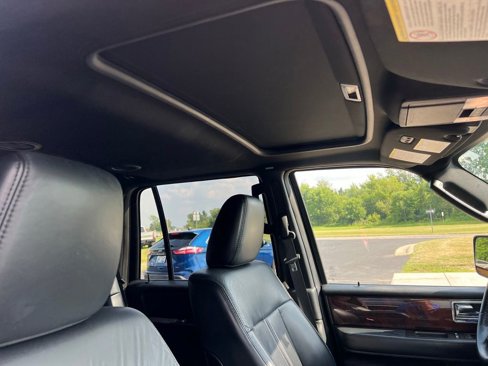 Used 2017 Lincoln Navigator Select image 13