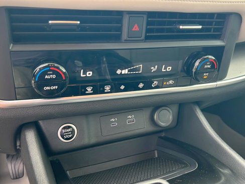 Used 2023 Nissan Rogue SV image 27