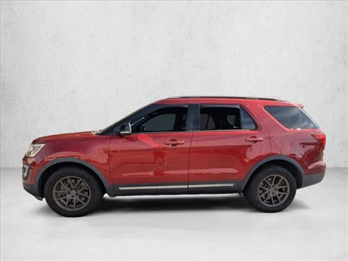 Used 2017 Ford Explorer XLT w/ Equipment Group 202A image 4