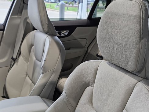 New 2026 Volvo V60 B5 Cross Country Plus w/ Protection Package Premier image 9
