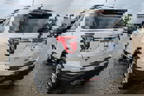 Used 2019 Ford Explorer XLT image 3