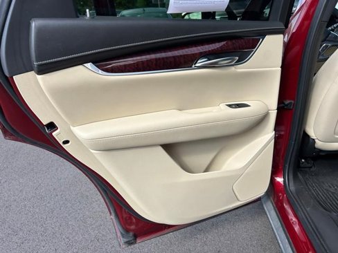 Used 2018 Cadillac XT5 Luxury w/ Driver Awareness Package image 11