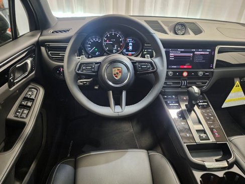 Used 2025 Porsche Macan image 12