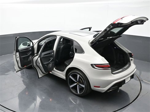 Certified 2022 Porsche Macan image 32