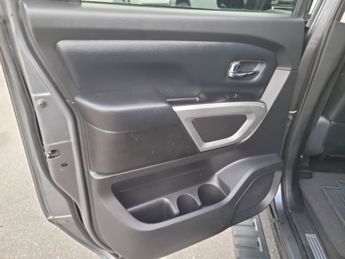 Used 2018 Nissan Titan SV w/ Chrome Package image 8