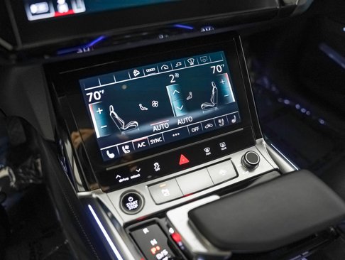 Used 2022 Audi e-tron Prestige w/ Prestige Package image 22
