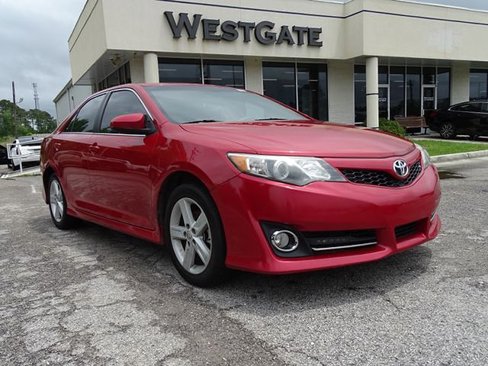 Used 2014 Toyota Camry SE image 2