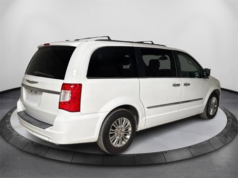 Used 2015 Chrysler Town & Country Touring-L image 5