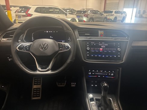 Used 2022 Volkswagen Tiguan SEL R-Line image 11